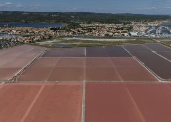 Ladang Garam Merah Muda Menawan di Gruissan Prancis