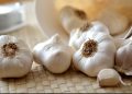 Rutin Minum Air Rebusan Bawang Putih, Apa Saja Efek Sampingnya?