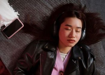 Aturan Penggunaan Headset agar Telinga Tidak Cepat Rusak