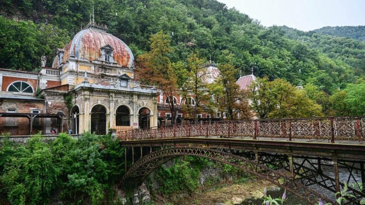 Usaha Pemuda Rumania Menyelamatkan Kota Spa Tertua di Eropa