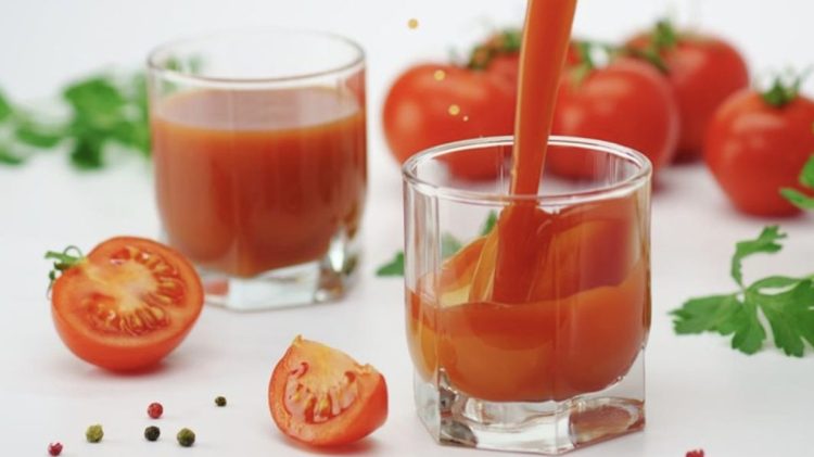 5 Kelompok yang Harus Menghindari Minum Jus Tomat Meski Berkhasiat