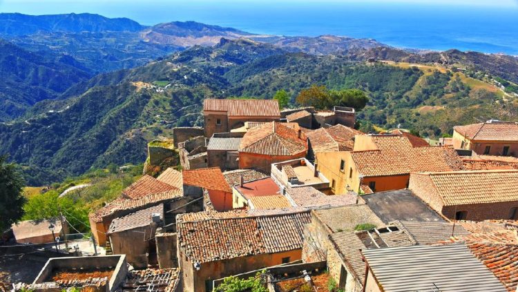 Turis yang Masuk Desa di Prancis Ini Wajib Bugil dan Bayar Rp1,1 Juta