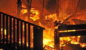 DPRD Makassar Terbakar Saat Rapat Paripurna, Walikota Berhasil Dievakuasi