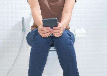 Bahaya Duduk Terlalu Lama di Toilet Akibat Asyik Bermain Ponsel