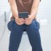 Bahaya Duduk Terlalu Lama di Toilet Akibat Asyik Bermain Ponsel