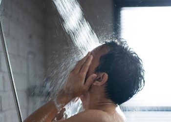 Bolehkah Mandi Setelah Begadang? Ini Dampaknya bagi Kesehatan