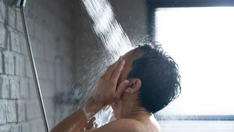 Bolehkah Mandi Setelah Begadang? Ini Dampaknya bagi Kesehatan