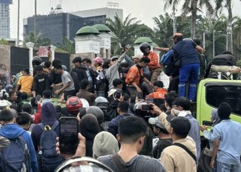 Massa Kembali Berunjuk Rasa di DPR, Lalu Lintas Tersendat