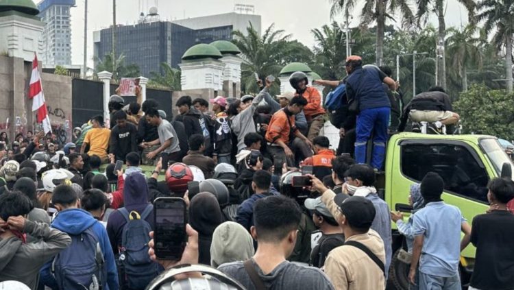 Massa Kembali Berunjuk Rasa di DPR, Lalu Lintas Tersendat