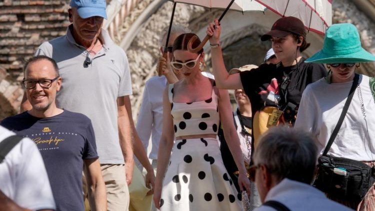 Asisten Sutradara Meninggal saat Syuting Emily in Paris di Venesia