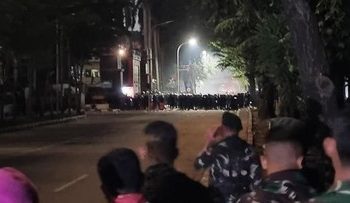 Massa Tetap Bertahan, Aparat Minta Kawasan Mako Brimob Kwitang Steril