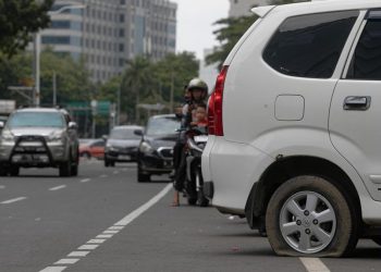 9 Cara Mengganti Ban Mobil Sendiri Saat Ban Bocor di Jalan Tanpa Panik