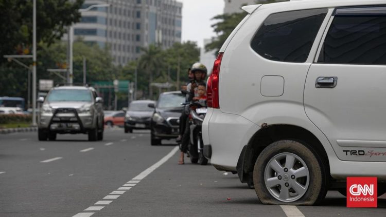 9 Cara Mengganti Ban Mobil Sendiri Saat Ban Bocor di Jalan Tanpa Panik