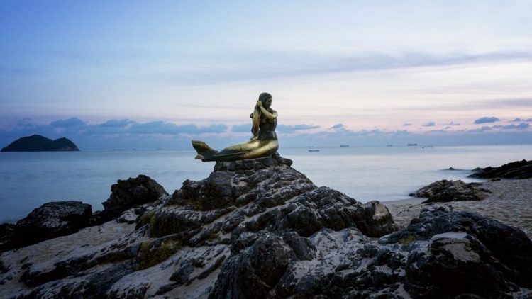 Patung Putri Duyung yang Kontroversial Dipindah-pindah Memicu Polemik