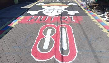 Pemkot Surabaya Tertibkan Enam Titik Bendera dan Mural Anime One Piece