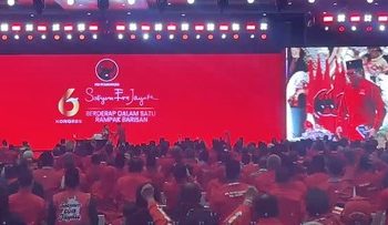 Tangis Mega Terharu Sambut Hasto di Kongres PDIP