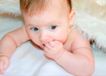 Penyebab Bayi Mengucek Mata Saat Mengantuk Menurut Ahli