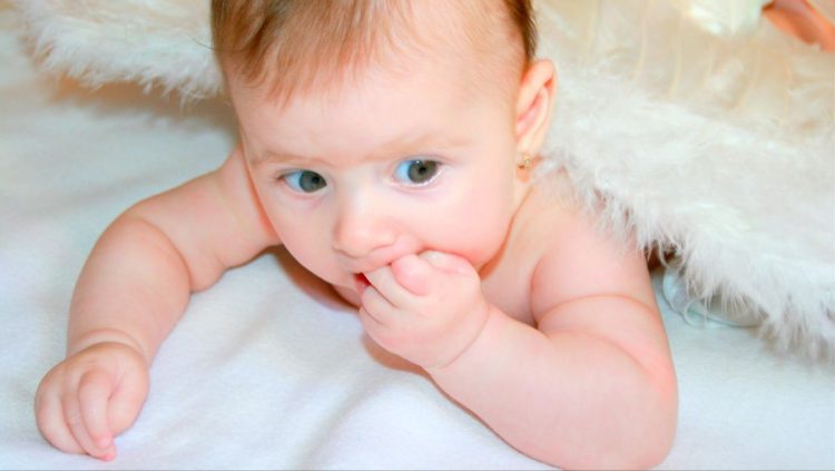 Penyebab Bayi Mengucek Mata Saat Mengantuk Menurut Ahli