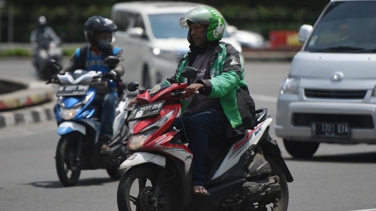 Apakah Masih Ada yang Mengemudikan Motor dengan Jari di Tuas Rem?