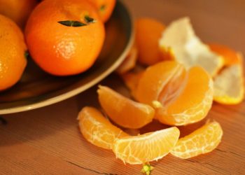 Serabut Putih pada Daging Jeruk, Amankah untuk Dikonsumsi?