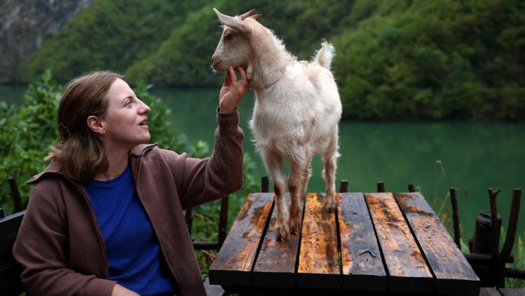 Gen Z Peternak Kambing Berusia 24 Tahun Terpilih Sebagai Anggota Dewan