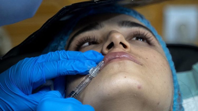 Botox di Balik Cadar, Fenomena Operasi Plastik Wanita Afghanistan