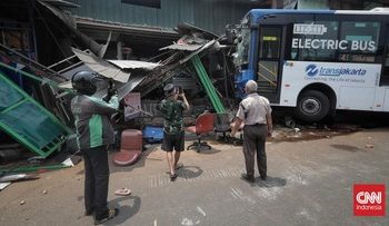 Bus Transjakarta Menabrak Toko di Jakarta Selatan Satu Orang Terluka