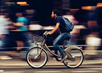 Naik Sepeda dan Main Ponsel di Jepang Terancam Denda 1,2 Juta Rupiah