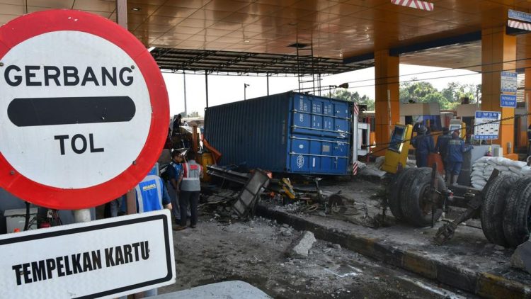 Truk Rem Blong Kembali Terjadi, Menyeruduk Gerbang Tol Ciawi
