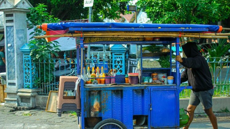 Perbandingan Gerobak Mi Ayam Biru, Cokelat, dan Hijau, Mana yang Lebih Enak?