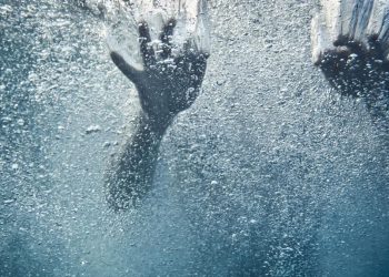 Turis China Diacungi Jempol Selamatkan Wanita Dari Tenggelam Dengan Taruhan Nyawa