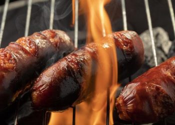 Sosis Tusuk dan Corn Dog Ditarik dari Pasaran Karena Mengandung Serpihan Kayu