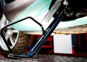 Risiko Menggunakan Standar Samping pada Mesin Motor, Fungsinya Bukan untuk Itu