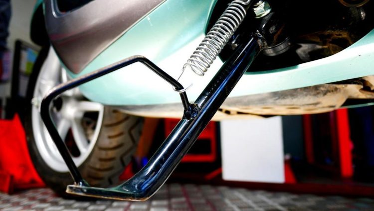 Risiko Menggunakan Standar Samping pada Mesin Motor, Fungsinya Bukan untuk Itu