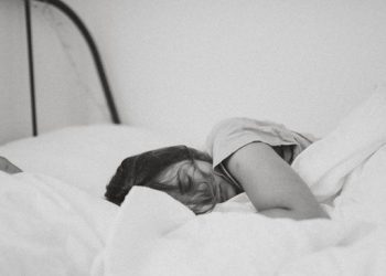 Sulit Tidur? Waspadai Peningkatan Risiko Penyakit Alzheimer