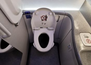 Toilet Pesawat Bermasalah, Urine Mengotori Lantai dan Penumpang Buang Air Besar di Celana