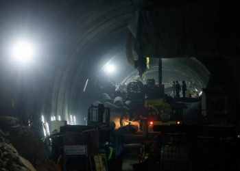 Batu Raksasa 770000 Ton Tutup Tambang Emas, 33 Buruh Terjebak Selama 69 Hari