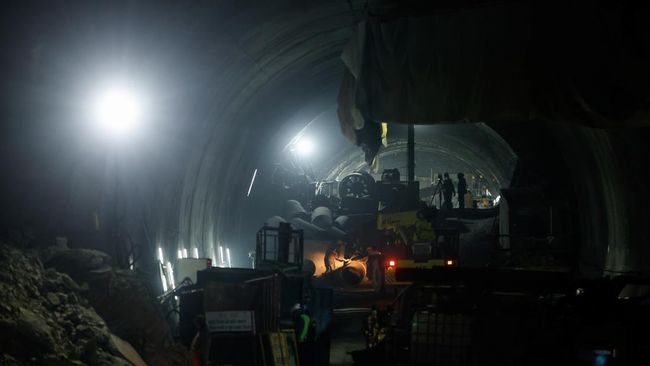 Batu Raksasa 770000 Ton Tutup Tambang Emas, 33 Buruh Terjebak Selama 69 Hari