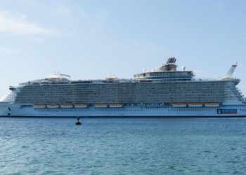 Pria Melompat ke Laut dari Kapal Pesiar untuk Menghindari Utang Judi