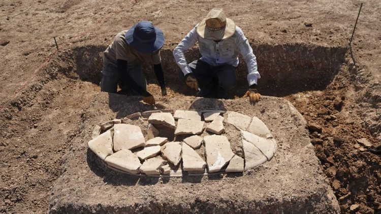 Makam Kuno 2000 Tahun Terungkap Akibat Kekeringan