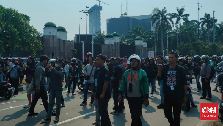 Ratusan Orang Penuhi Jalan Pangeran Jayakarta Bekasi Hingga Dini Hari