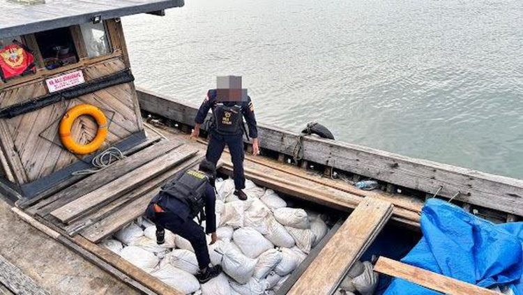 Kapal Selundupan 20 Ton Pasir Timah Dihentikan di Natuna Menuju Thailand