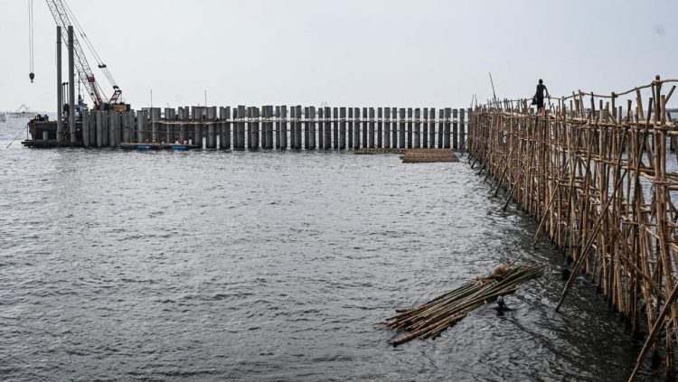 KKP Sampaikan Tanggul Beton di Laut Cilincing Bukan Giant Sea Wall