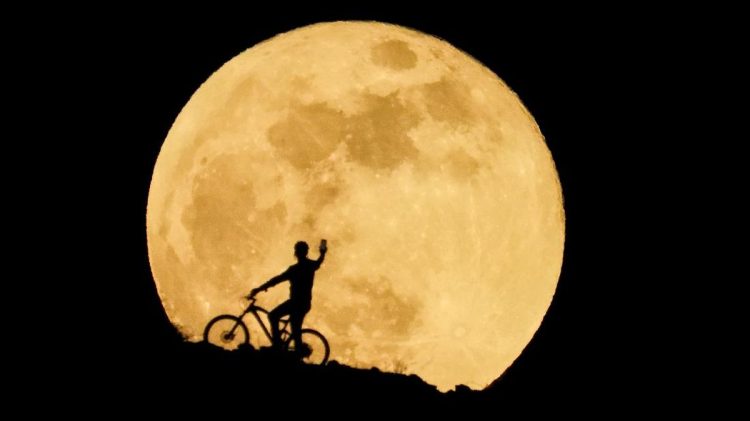 Gerhana Bulan Total di Indonesia Malam Ini Hingga Senin Pagi, Cek Jadwalnya
