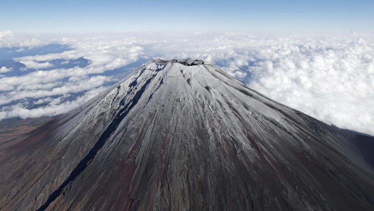 Pria Usia 102 Tahun Pecahkan Rekor Mendaki Puncak Gunung Fuji