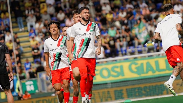 Suporter NEC Membuat Calvin Verdonk Terharu Saat Perpisahan