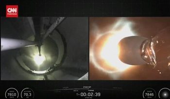 SpaceX Luncurkan Banyak Satelit ke Orbit dalam Detik-detik Penting