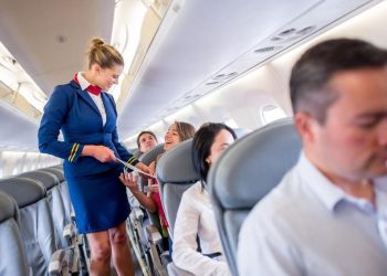 Pramugari Ungkap Sepatu yang Tidak Diperbolehkan Saat Terbang di Pesawat