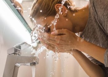 Manfaat Cuci Muka dengan Air Es untuk Kulit Glowing