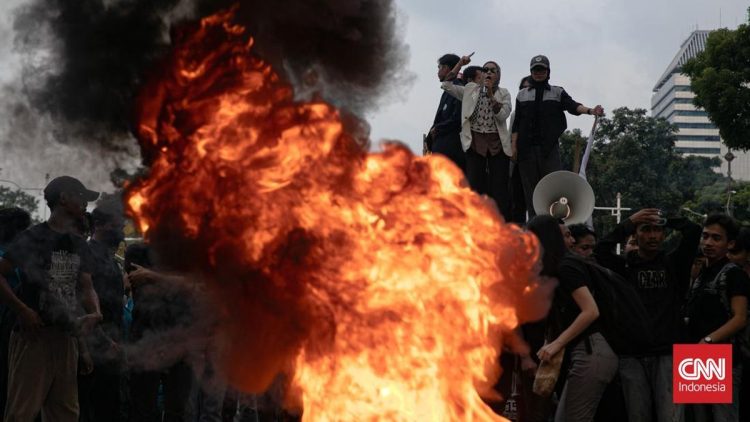 Demo Satu Tahun Prabowo-Gibran Bubar, Terjadi Aksi Bakar Ban dan Saling Dorong